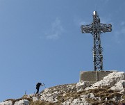 40 Alla imponente bella croce di vetta del Resegone -Punta Cermenati (1875 m)